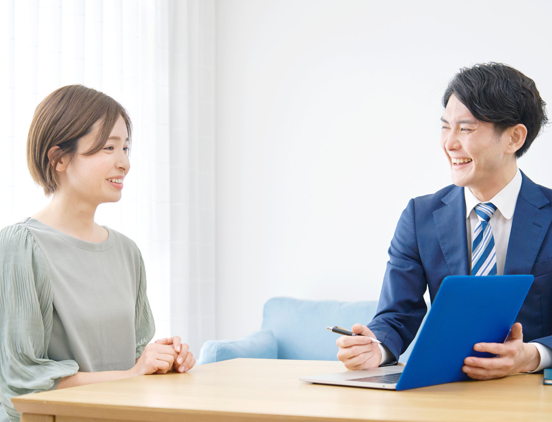 お客様と打ち合わせをしているウェブ事業者