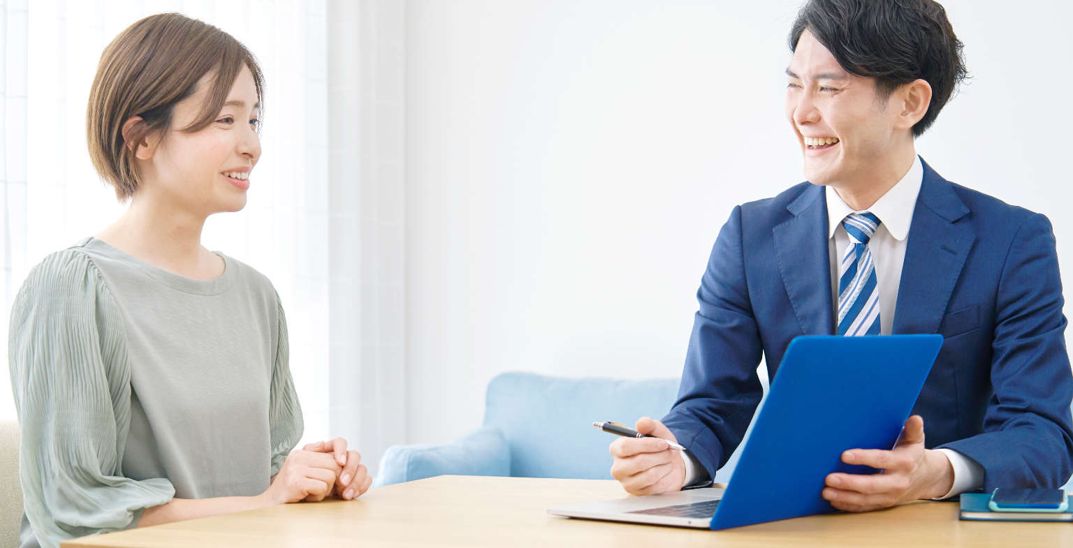お客様と打ち合わせをしているウェブ事業者